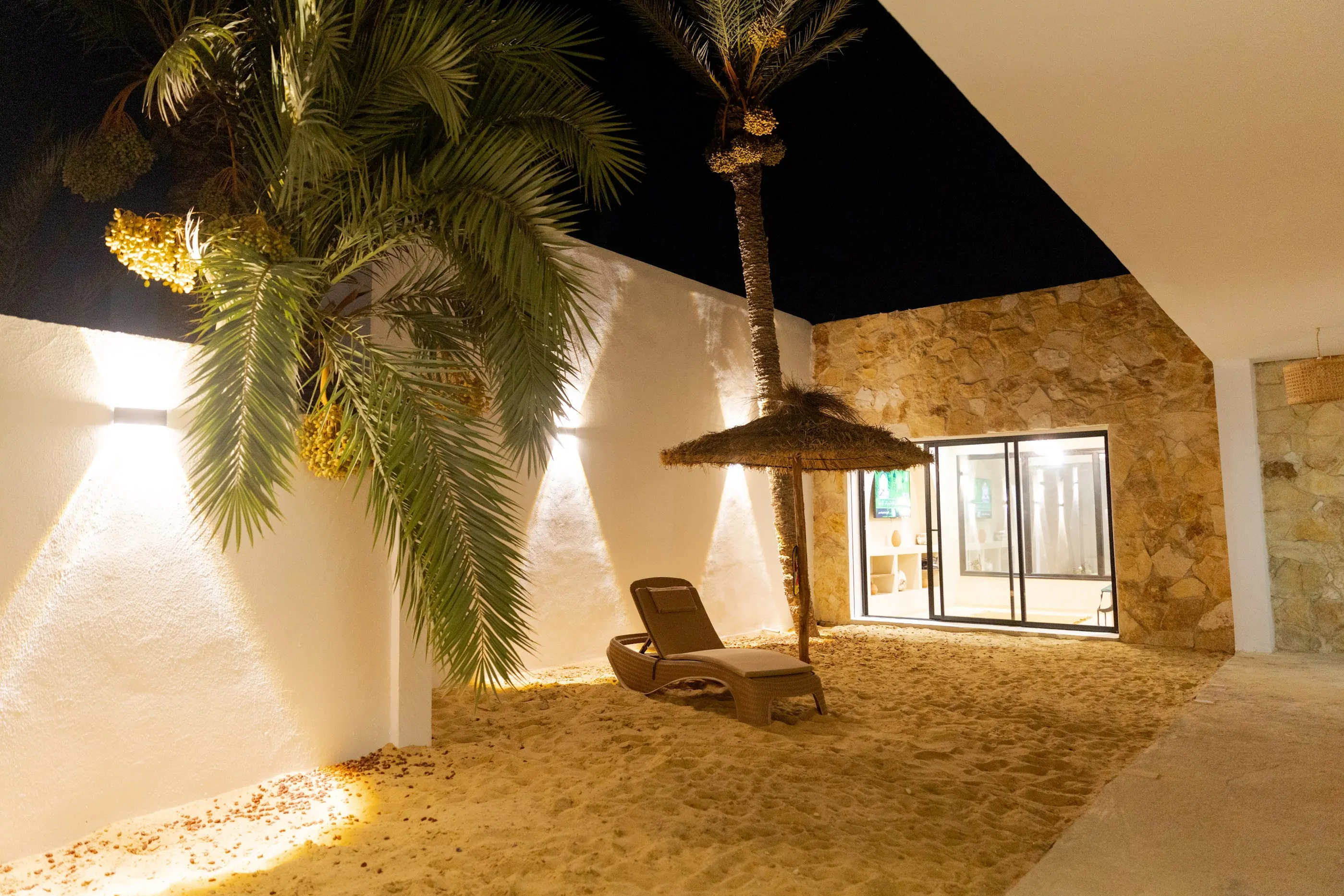 Terrasse de la villa Opale à Ethic Village Djerba — hamac, sable et palmier pour un séjour en toutes saisons